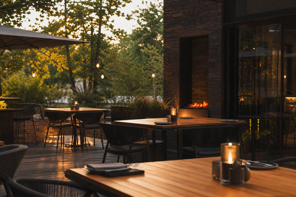 Terrasse des STYLE Restaurant in warmer Abendstimmung